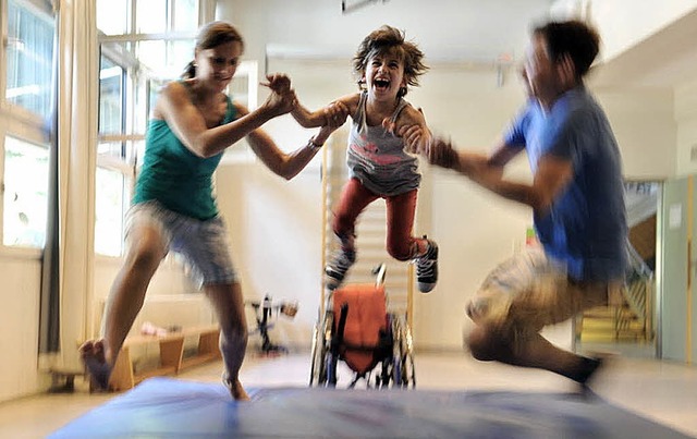 Das macht Spa: &#8222;Engelchen flieg&#8220; aus dem Rollstuhl.  | Foto: C. Ruettermann