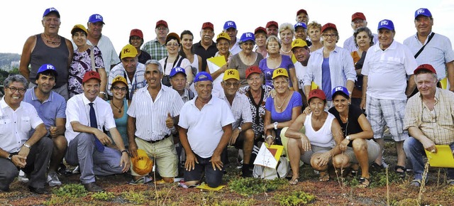 Gruppenfoto mit farbenfrohen Mtzen un... Rheinfelder Rathauses fotografieren.   | Foto: privat