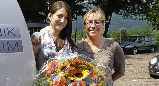 Ausbilderin Marlene Ruf  (rechts) grat...bildenden der Gusstechnik Schopfheim.   | Foto: privat