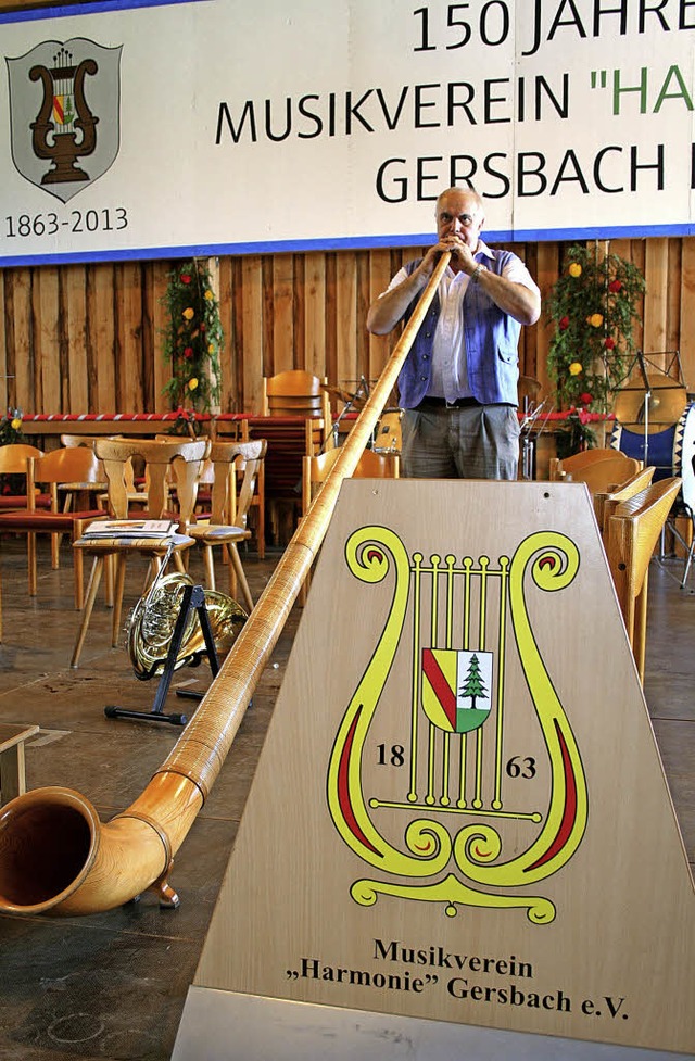 Ein  Alphornblser berbrachte die  Gl...an den Musikverein Harmonie Gersbach.   | Foto: Gerd Sutter