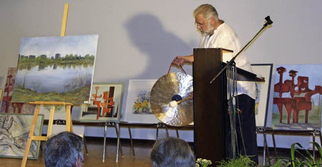 Auktionator Reinhard Biermann erteilt den Zuschlag per Gong.   | Foto: Klinger