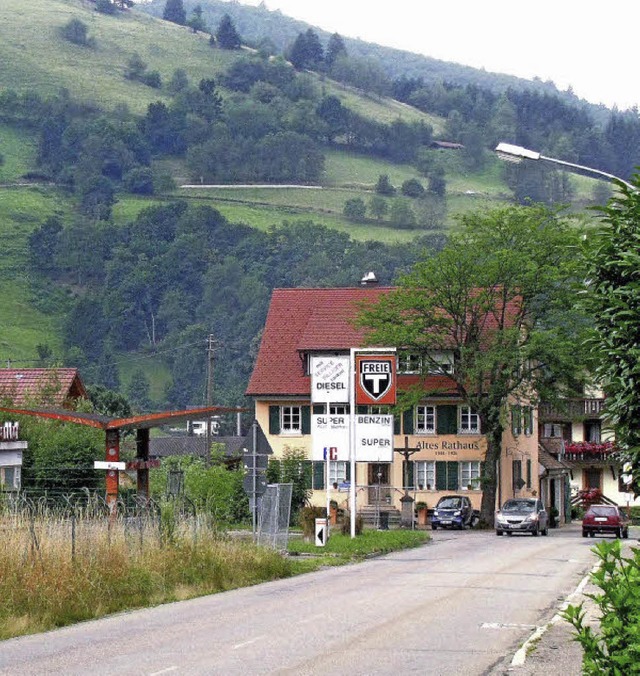 Die sdliche Straenseite der L 123 ob...und schon bald mit Wohnhusern bebaut.  | Foto: Manfred Lange