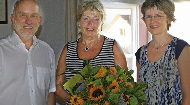 SV-Vorsitzende Ingeborg Streich (Mitte...hfolgerin Birgit Kaiser verabschiedet.  | Foto: cre