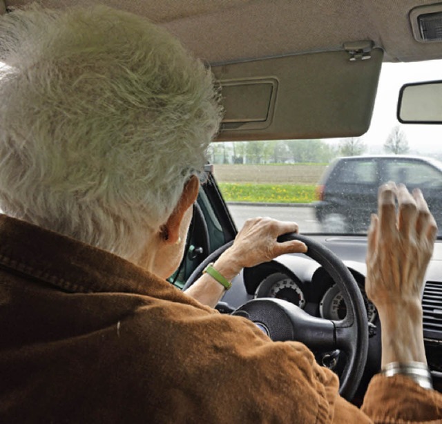 Auch ltere Menschen fahren gerne Auto.   | Foto: dpa