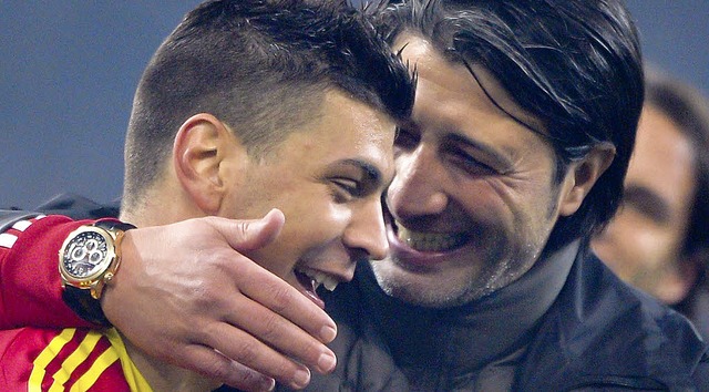 Die Zeit gemeinsamer Freude in Basel  ...govic (links) mit Trainer Murat Yakin   | Foto: AFP