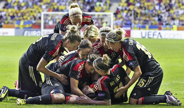 Erdrckend: Die deutschen Spielerinnen feiern Torschtzin Dzsenifer Marozsan.  | Foto: afp