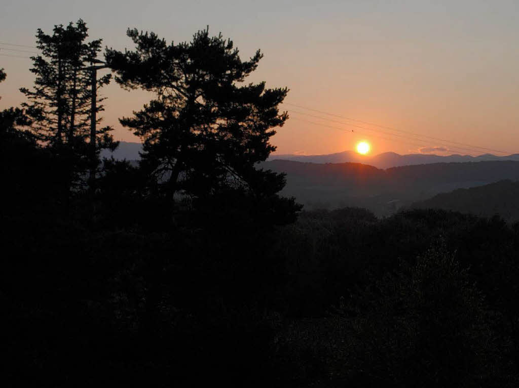 Christian Stapelfeldt: Sonnenaufgang ber dem Markgrflerland. Erstellt am 08.07.2013 um 6:13 Uhr in Huttingen mit Blick ber den Katzenberg auf den Schwarzwald.
