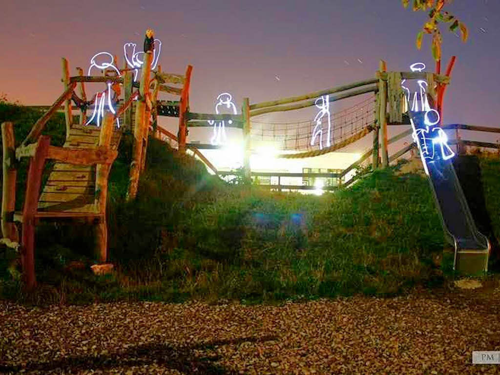 Patrick Mller: Langzeitbelichtung mit Lightpainting (malen in der Luft mit einer Taschenlampe) auf dem Spielplatz des G5 / Eimeldingen