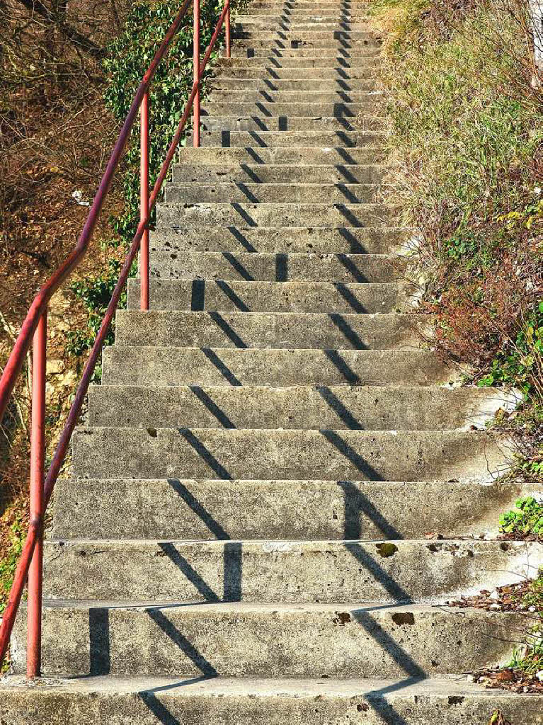 Jrg Reinert: Treppe, die neben der Isteiner Kirche, hoch  in die Reben fhrt.