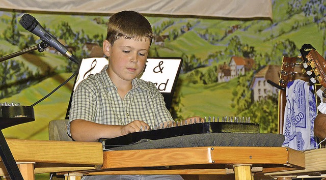 Beifallstrme entfachte der erst neun ...uel Bhler aus Freiamt mit der Zither.  | Foto: Dieter Erggelet