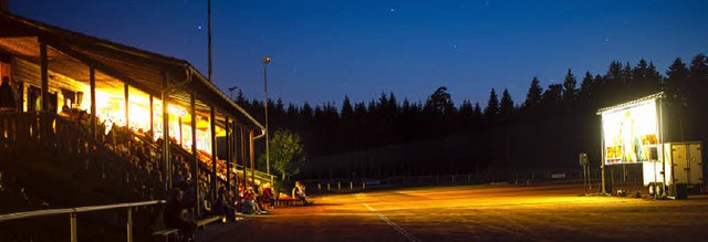 Kinonacht auf dem Sportplatz: Viele Besucher genossen die tolle Atmosphre.   | Foto: Friederike Trndle