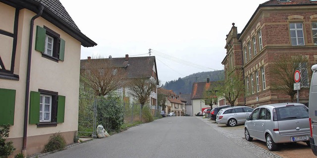 Die Grundschule (rechts) ist meist zug...fr die Kinder  mit Risiken behaftet.   | Foto: Frey