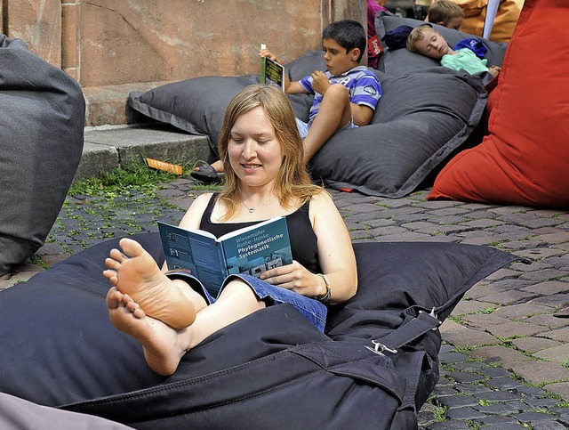 Mit Buch im Sitzsack: Friederike Gebert findet es klasse.  | Foto: Rita Eggstein