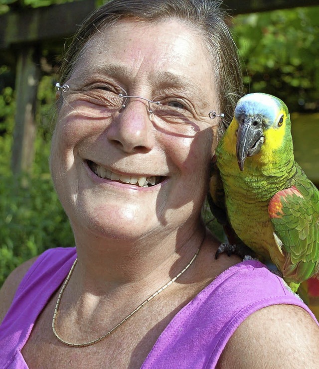 Rico, der Amazonenpapagei,  ist eine f...fhrte von Besitzerin Monique Bhler.   | Foto: Hildegard Siebold