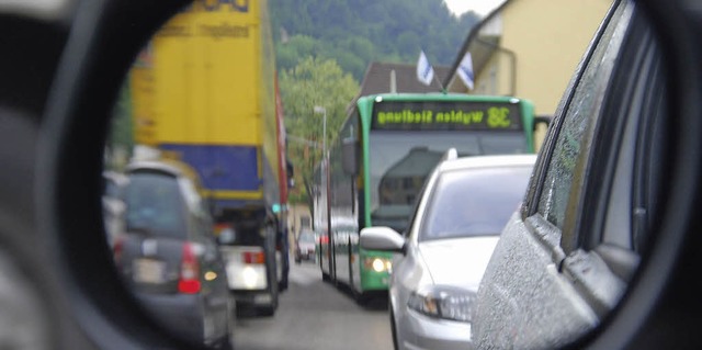 Gewohntes Bild in der Ortsdurchfahrt W... Tagsber stockt dort oft der Verkehr.  | Foto: Ralf Staub