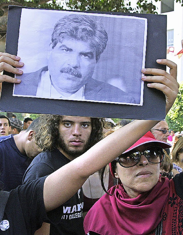Menschen trauern in Tunis um Mohammed Brahmi.   | Foto: AFP