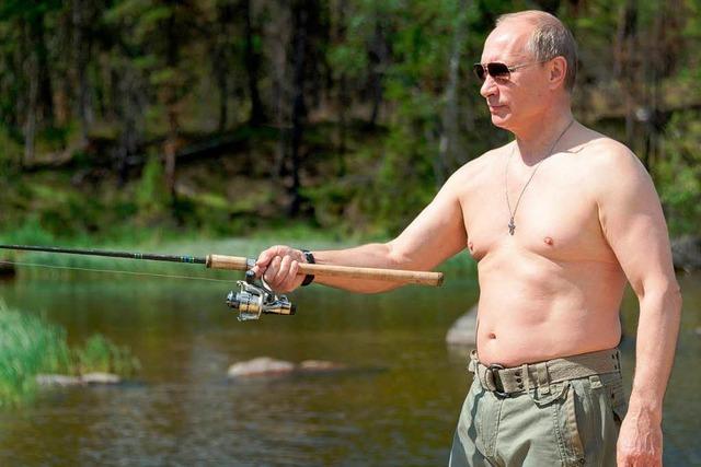 Oben ohne – Putin triumphiert ber 21-Kilo-Hecht