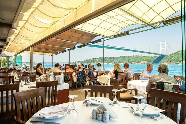 - Blick auf den Bosporus: die Terrasse des  Rumelihisari Iskele Restaurant  | Foto: Pro