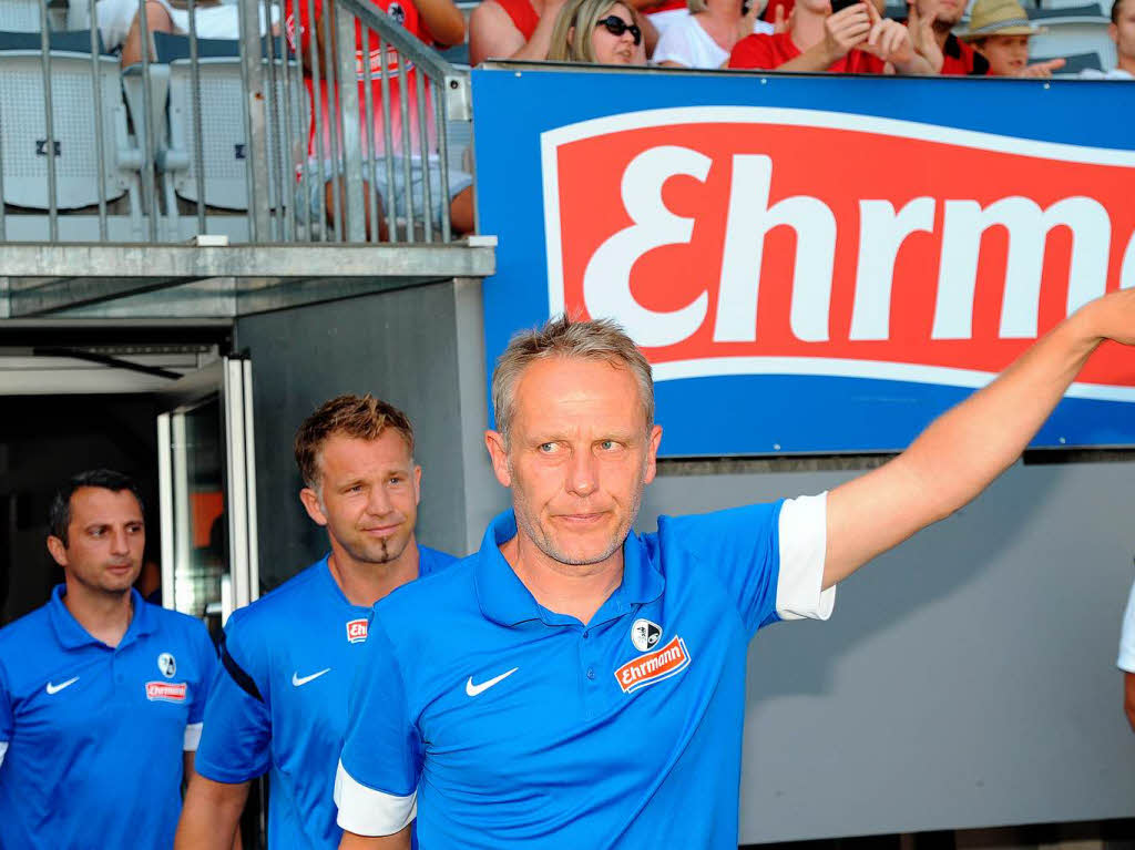 Das Trainerteam beim Einlaufen ins Mage-Solar-Stadion: Christian Streich (vorne), danach die Co-Trainer Lars Voler und Iraklis Metaxas.