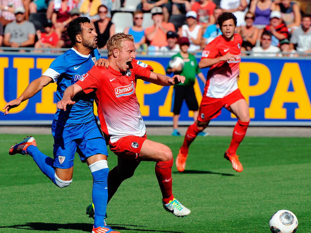 Mikel Balenziaga (Athletic Bilbao) foult SC-Neuzugang Mike Hanke.