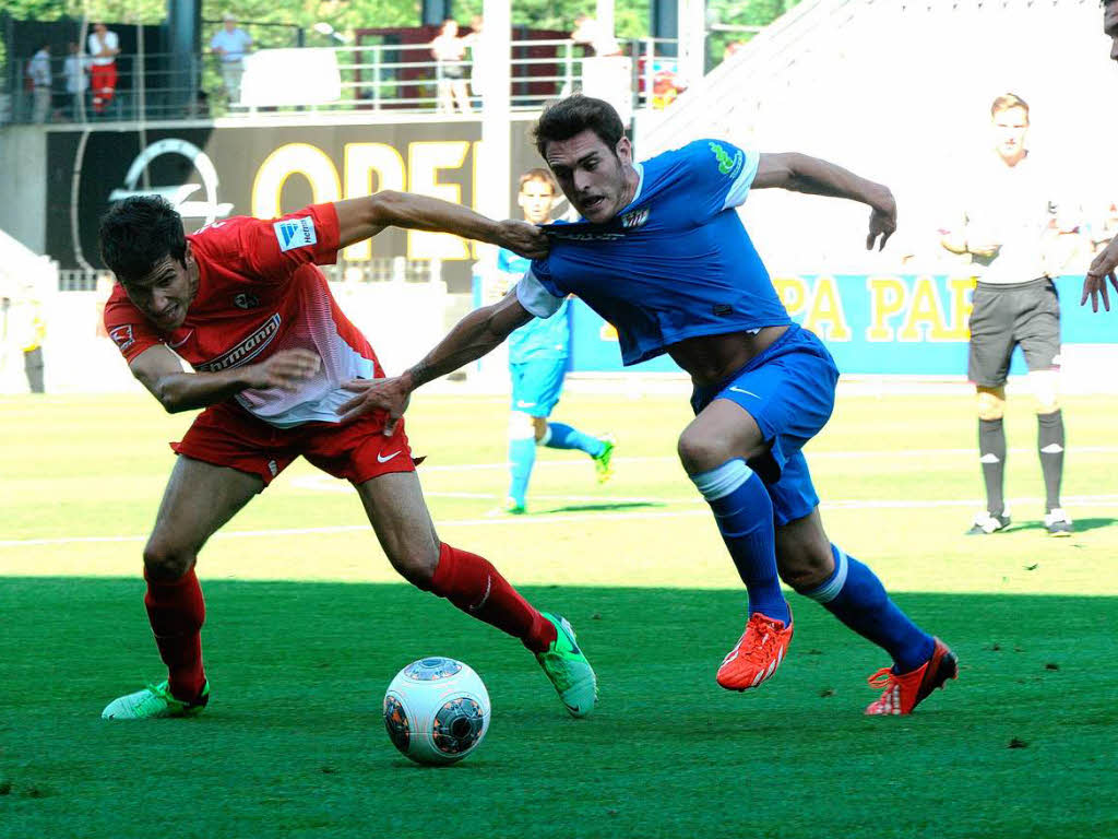 Mensur Mujdza (SC Freiburg) muss sich gegen Mikel Balenziaga (Athletic Bilbao) durchsetzen.