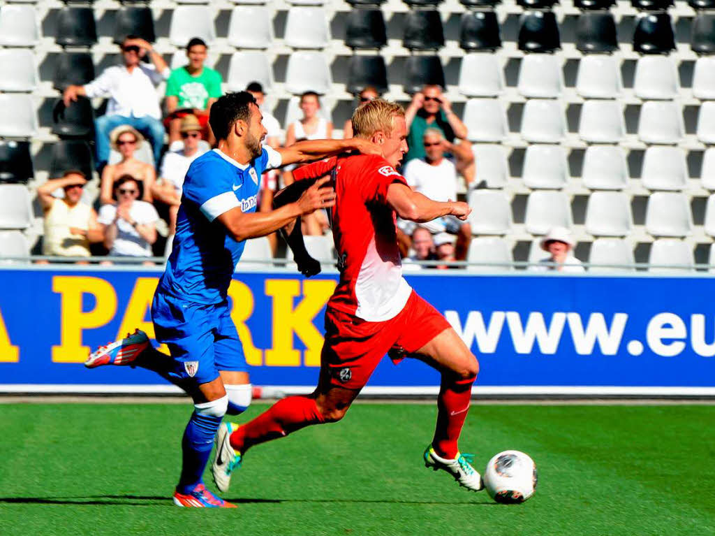 Mikel Balenziaga von Athletic Bilbao kann Mike Hanke nur mit einem Foul bremsen.