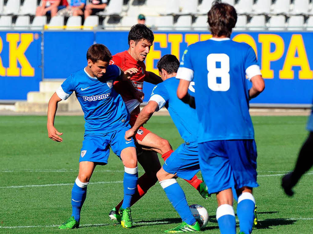 Drei gegen einen: Mensur Mujdza wird von Spielern aus Bilbao umzingelt.