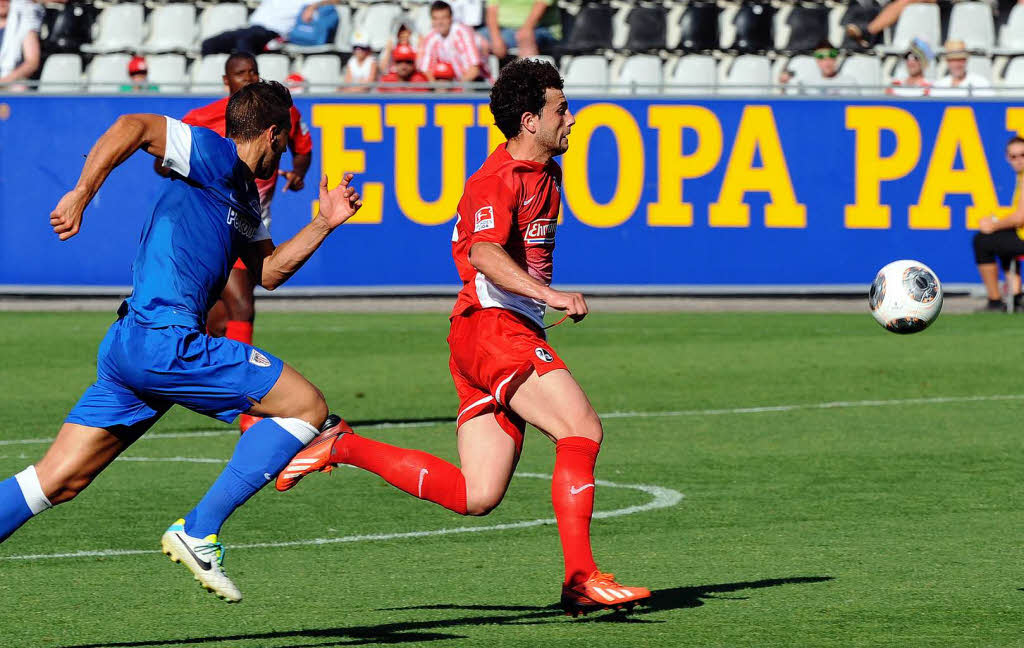 Admir Mehmedi enteilt einem Spieler des Athletic Club Bilbao.