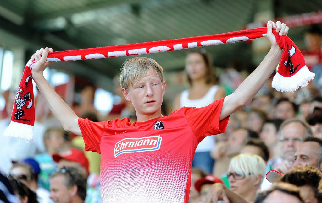 Ein wahrer Fan kommt auch bei hochsommerlichen Temperaturen mit Fanschal ins Stadion.