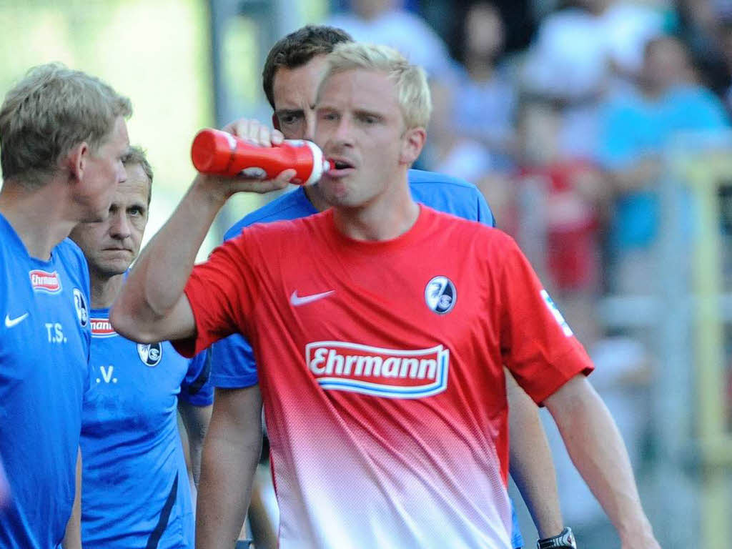 Auch Mike Hanke legt eine kurze Wasserpause ein.