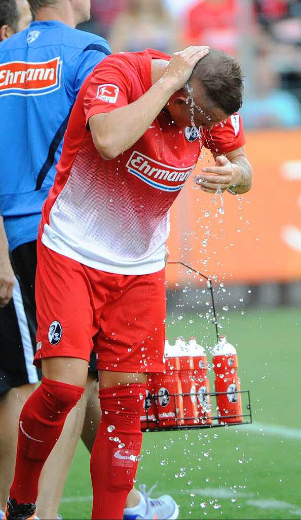 Bei Temperaturen ber 30 Grad ist Abkhlung wichtig. Im Bild: Jonathan Schmid vom SC Freiburg.