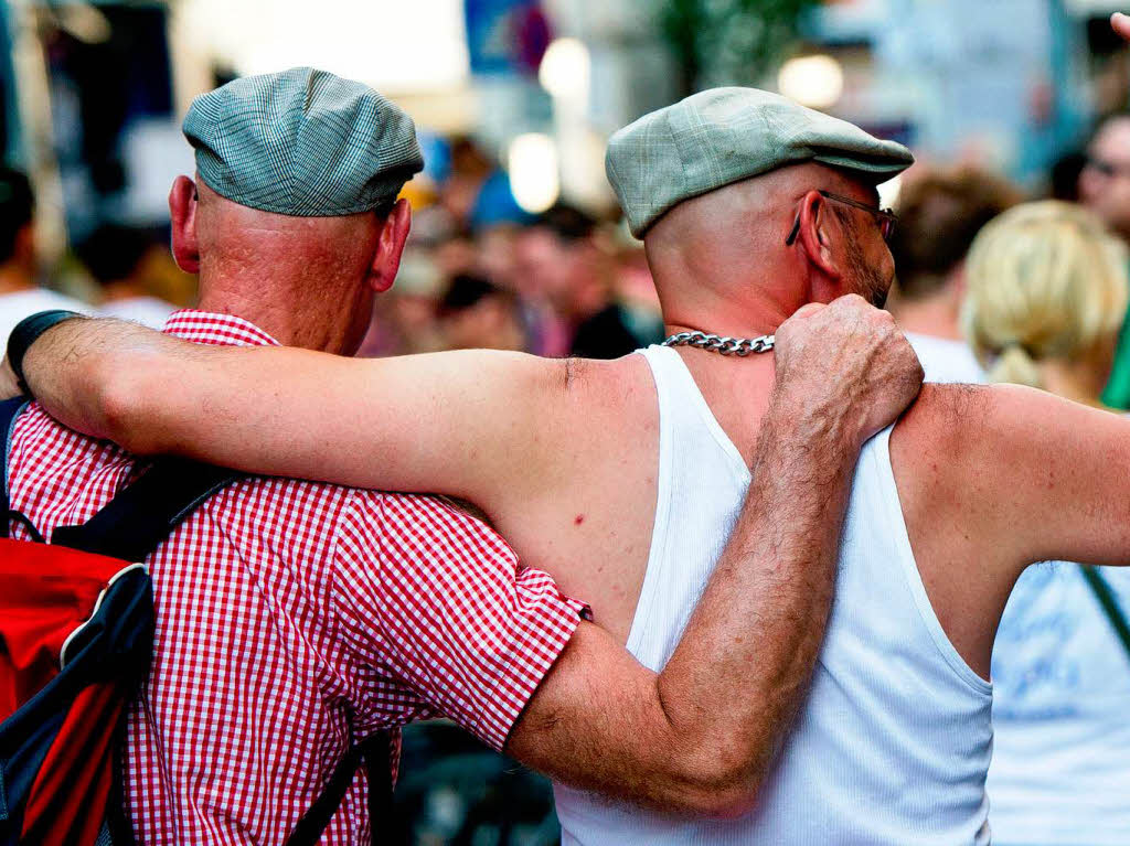 Vereint unter den Farben des Regenbogens: die Teilnehmerinnen und Teilnehmer des Christopher Street Days in Stuttgart.