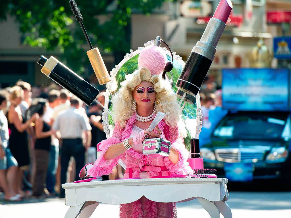 Vereint unter den Farben des Regenbogens: die Teilnehmerinnen und Teilnehmer des Christopher Street Days in Stuttgart.