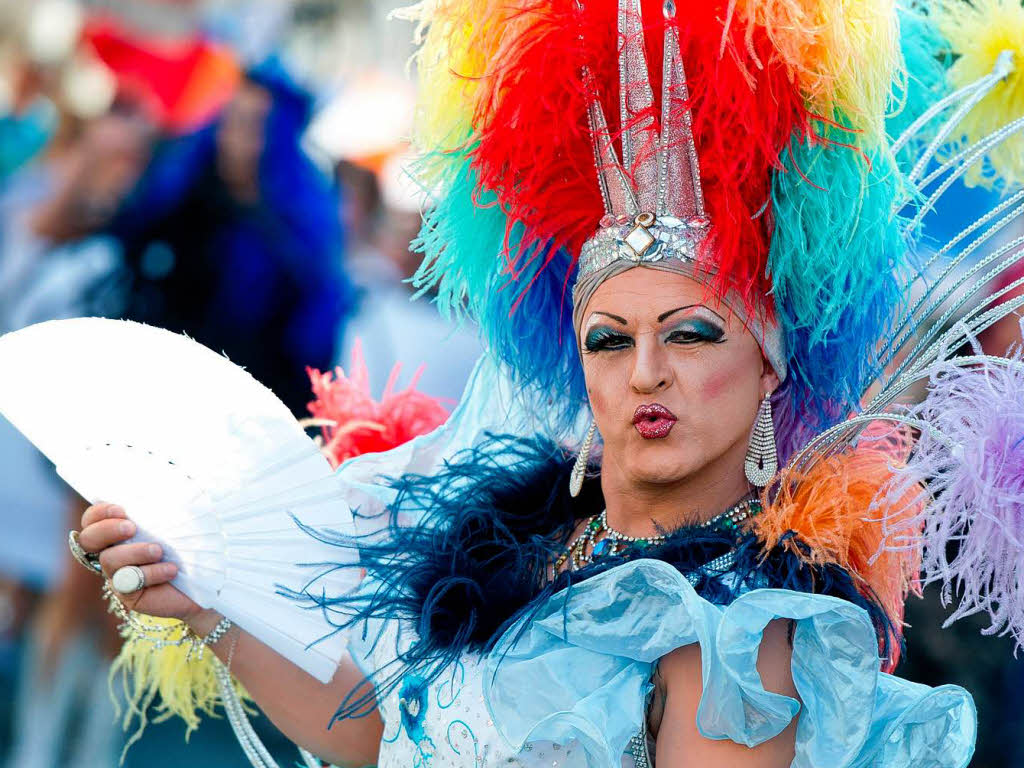 Vereint unter den Farben des Regenbogens: die Teilnehmerinnen und Teilnehmer des Christopher Street Days in Stuttgart.