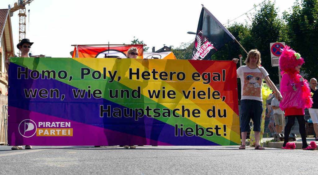 Vereint unter den Farben des Regenbogens: die Teilnehmerinnen und Teilnehmer des Christopher Street Days in Stuttgart.