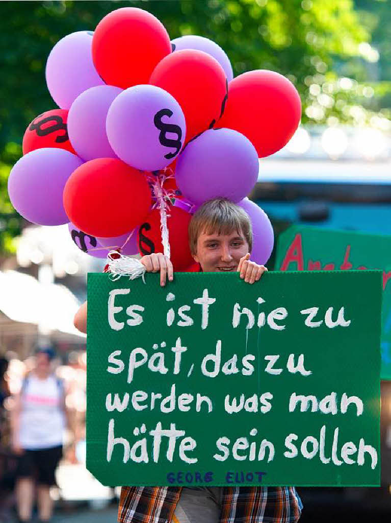 Vereint unter den Farben des Regenbogens: die Teilnehmerinnen und Teilnehmer des Christopher Street Days in Stuttgart.