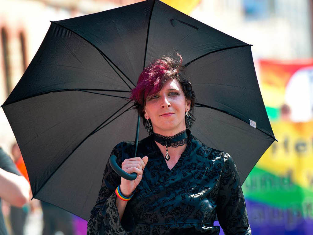 Vereint unter den Farben des Regenbogens: die Teilnehmerinnen und Teilnehmer des Christopher Street Days in Stuttgart.