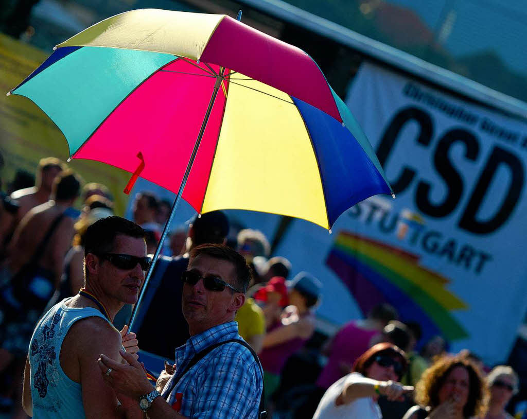 Vereint unter den Farben des Regenbogens: die Teilnehmerinnen und Teilnehmer des Christopher Street Days in Stuttgart.