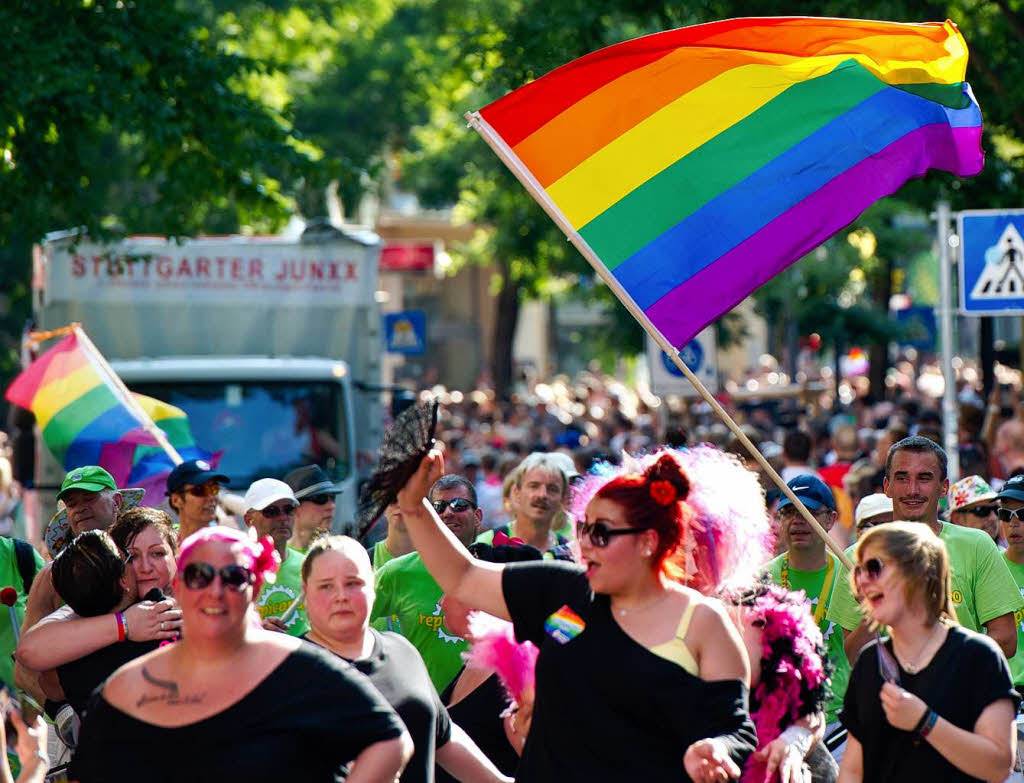 Vereint unter den Farben des Regenbogens: die Teilnehmerinnen und Teilnehmer des Christopher Street Days in Stuttgart.