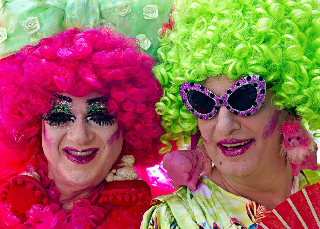 Vereint unter den Farben des Regenbogens: die Teilnehmerinnen und Teilnehmer des Christopher Street Days in Stuttgart.