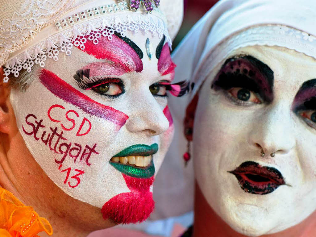 Vereint unter den Farben des Regenbogens: die Teilnehmerinnen und Teilnehmer des Christopher Street Days in Stuttgart.