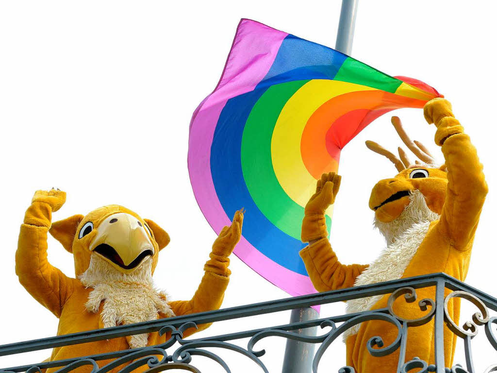 Vereint unter den Farben des Regenbogens: die Teilnehmerinnen und Teilnehmer des Christopher Street Days in Stuttgart.