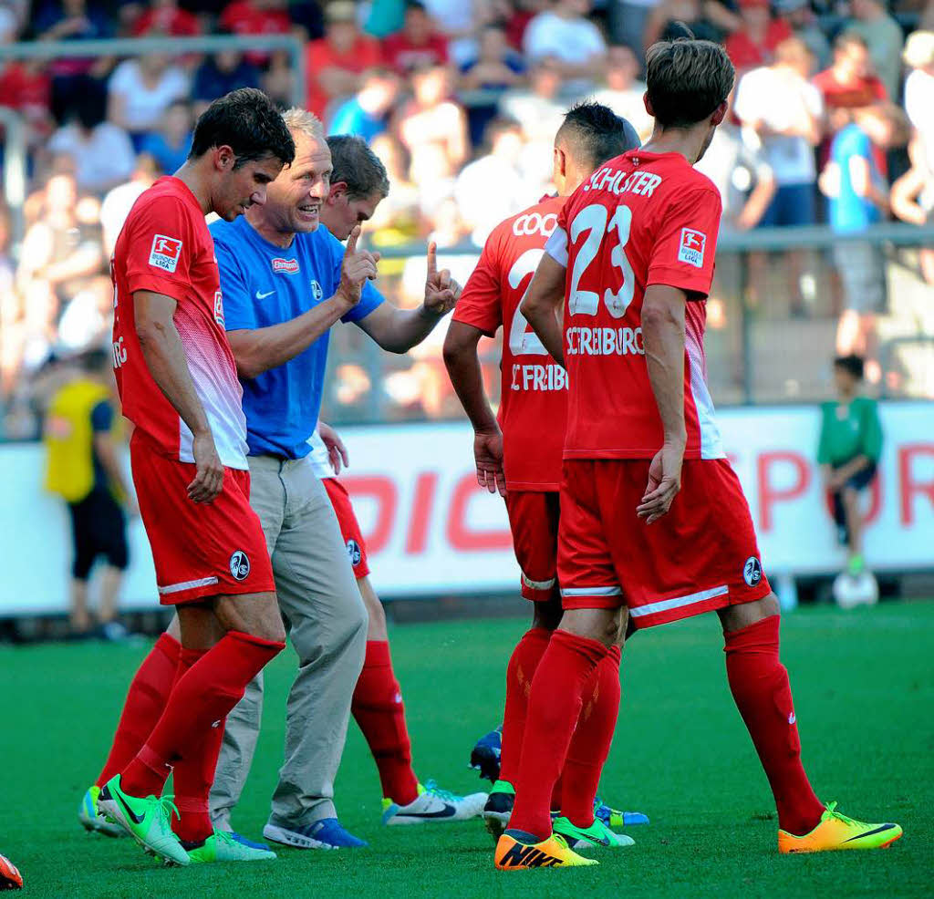 Trainer Christian Streich gibt seinen Spielern Mensur Mujdza (links), Francis Coquelin und Julian Schuster Anweisungen.