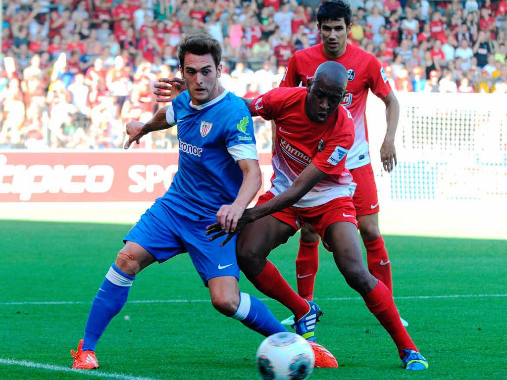 Gelson Fernandes vom SC Freiburg beharkt den Spanier Ibai Gomez.