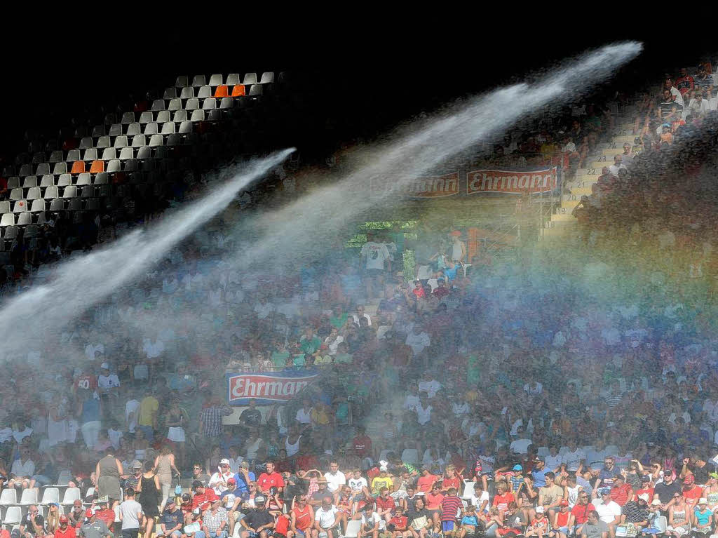 12300 Fans haben den Weg ins Mage-Solar-Stadion gefunden.