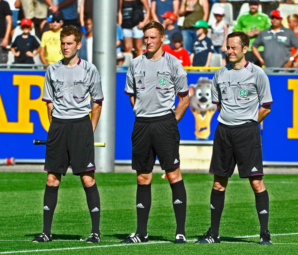 Schiedsrichter Martin Petersen (Mittte) und seine Assistenten Marcus Sinn und Justus Zorn.