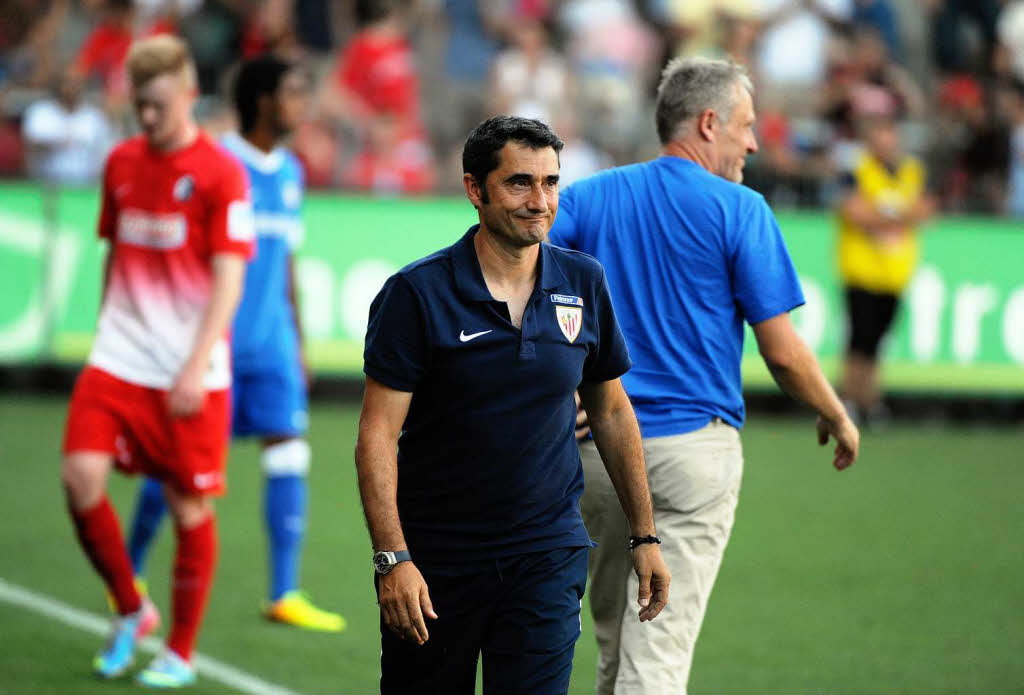 Athletic Bilbao-Trainer Ernesto Valverde (Mitte) und SC-Trainer Christian Streich.