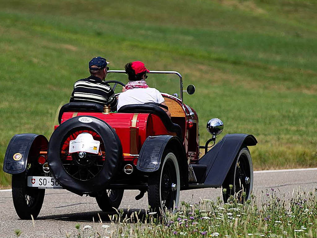 Die Schauinsland Klassik 2013 fhrt Oldtimer-Liebhaberinnen und -liebhaber durch den malerischen Schwarzwald.