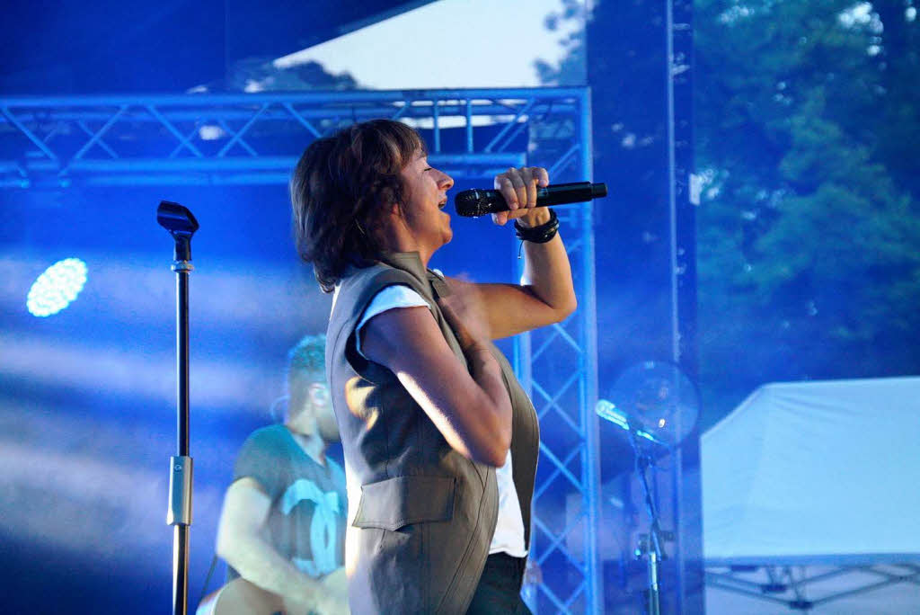Die italienische Rockrhre Gianna Nannini begeisterte im Bad Krozinger Kurpark rund 2400 Fans bei ihrem Open-Air-Auftritt.