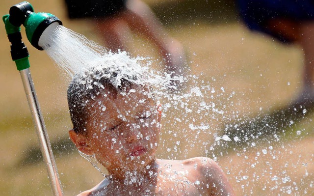 Bei der Hitze hilft nur Abkhlung.  | Foto: dpa